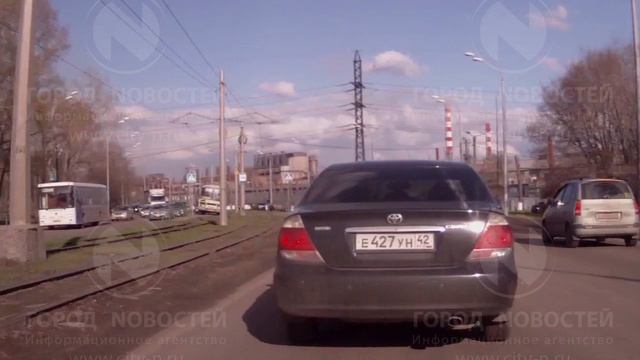 Полный автобус людей подвергся опасности смотреть онлайн