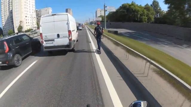 Электросамокат на дороге смотреть онлайн