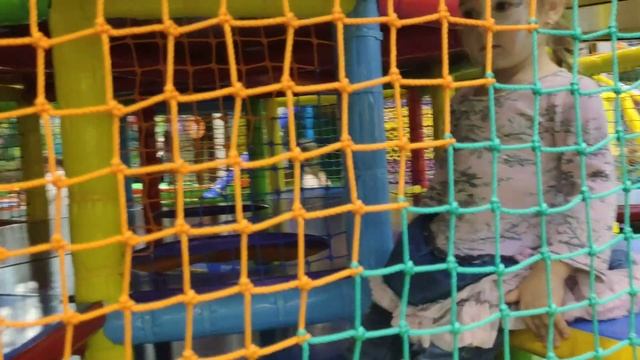 4Д Четыре девочки. Отдыхаем в ТЦ Лето, играем в  Joki Joya. #отдыхаем #НастяиМила #ТаясКИ #JokiJoya