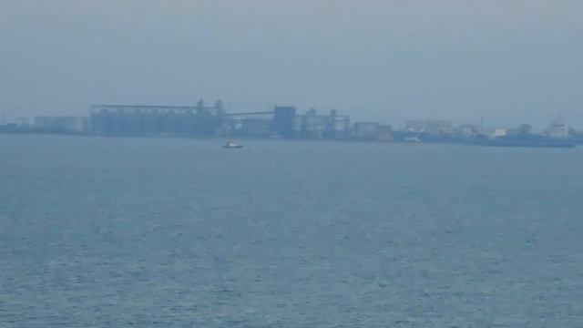 Ещё один закат...По проливу интересное судно прошло с Азовского моря. смотреть онлайн