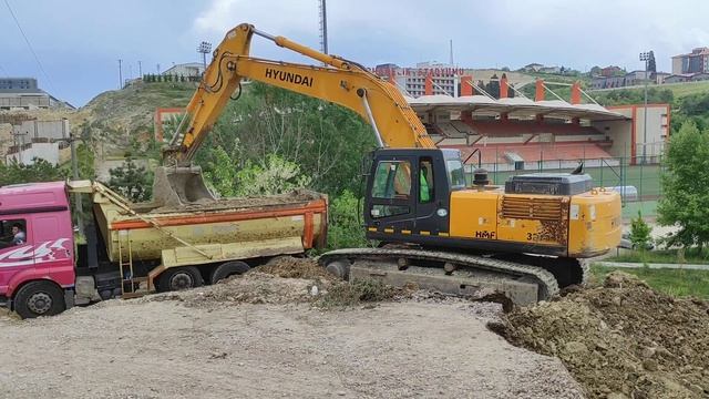 HYUNDAİ 320 EXCAVATOR