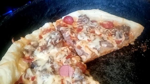 Вкусная пицца на сковороде.Быстро и очень бюджетно.Нагрела кирпич и испекла .Продукты из Светофора смотреть онлайн