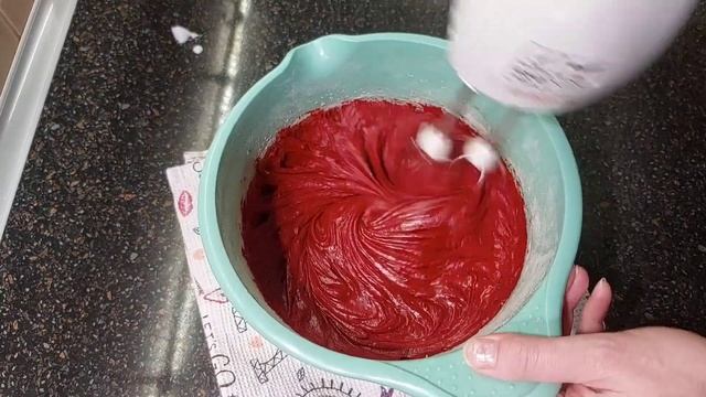 Капкейки КРАСНЫЙ БАРХАТ с черничной начинкой! Red Velvet Cupcakes! смотреть онлайн