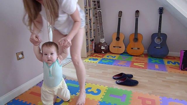 Ева ходит за ручки смотреть онлайн