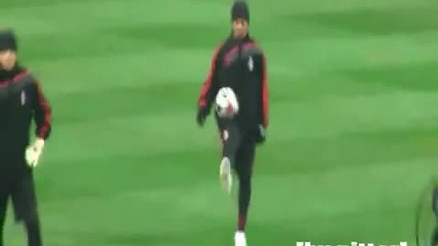 Ronaldinho Freestyle Show AC Milan 2010 [by nitter] смотреть онлайн
