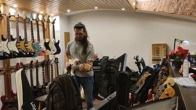 Mad man + Chaos Stratocaster смотреть онлайн