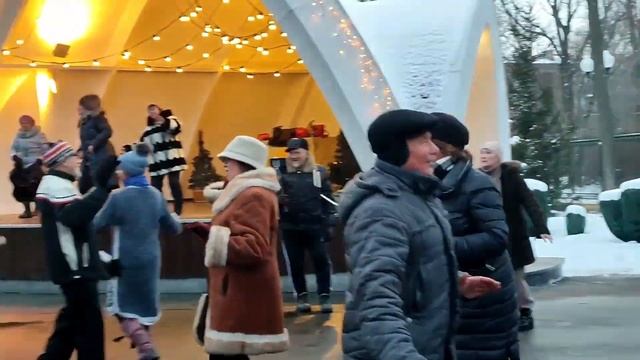 ДОЖДИК, ДОЖДИК ЛЕЙ! ТАНЦЫ В ПАРКЕ ГОРЬКОГО ХАРЬКОВ СЧАСТЛИВЫЕ МОМЕНТЫ смотреть онлайн