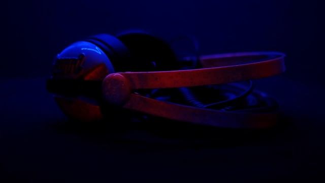 B-Roll of Fluorescent Custom Sennheiser HD25 for Burri смотреть онлайн