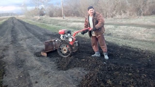 Поднимаем дорогу мотоблоком（привет главе района） смотреть онлайн