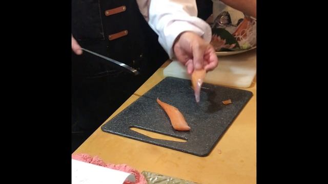 Нарезка свежей (живой 10 мин назад) форели на суши, сашими смотреть онлайн