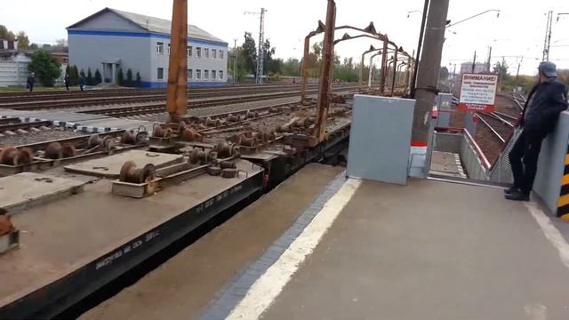 Тепловоз 2М62У-0042 с хозяйственным поездом. смотреть онлайн
