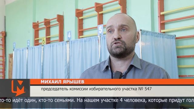 На тракторе к избирательному участку приехал работник коммунальной службы смотреть онлайн