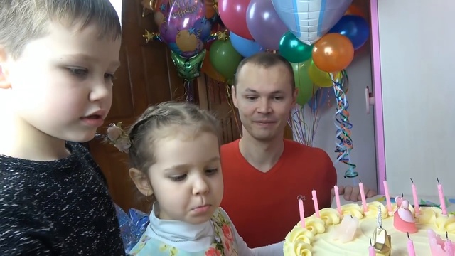 День рождения Кати 4 года Шоколадные туфли Лабутэны Шикарная машина Порше и Мир смотреть онлайн