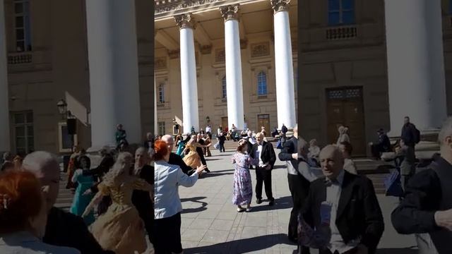 У Большого театра танцы! смотреть онлайн