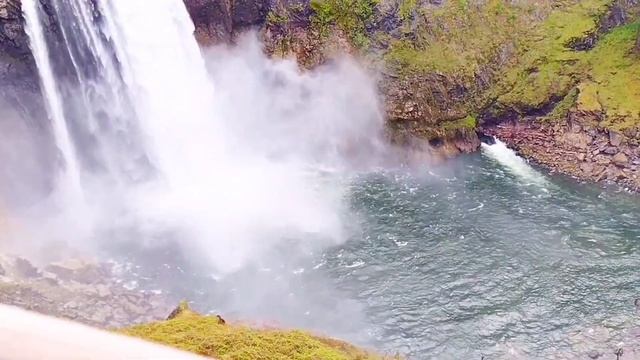США НЕОБЫКНОВЕННЫЙ ВОДОПАД в штате Вашингтон США Snoqualmie Falls Прекрасная природа Америки смотреть онлайн
