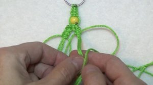 Брелок своими руками из нитей и бусин в стиле макраме. Ёлочка.