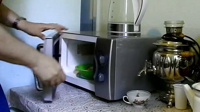 Как приготовить яичницу в микроволновке. Яичница с помидорами. смотреть онлайн