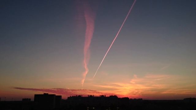 Необычный закат и реактивный самолет смотреть онлайн
