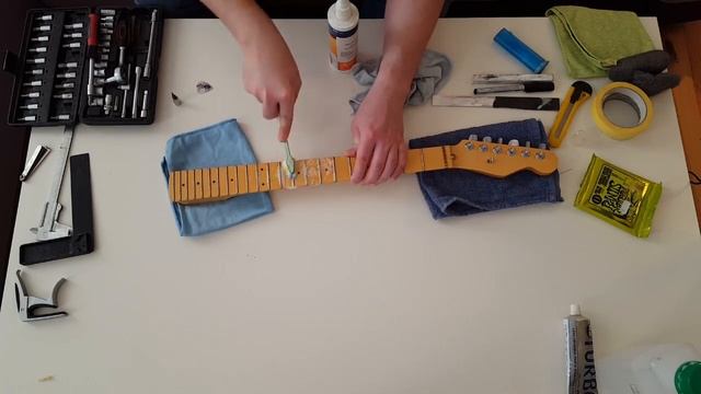 Demontaż gryfu i czyszczenie gitary, polerowanie progów, wymiana strun смотреть онлайн