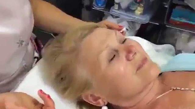 Косметолог накладывает Instantly Ageless смотреть онлайн
