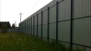 Строительство забора из профлиста может обернуться скандалом. Забор между соседями по закону.