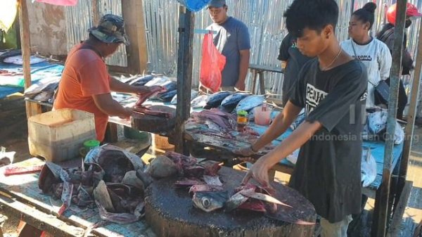 SKILLS MENAKJUBKAN | Trik Parang Tajam Potong Tuna di Pasar Ikan Jembatan Puri Kota Sorong