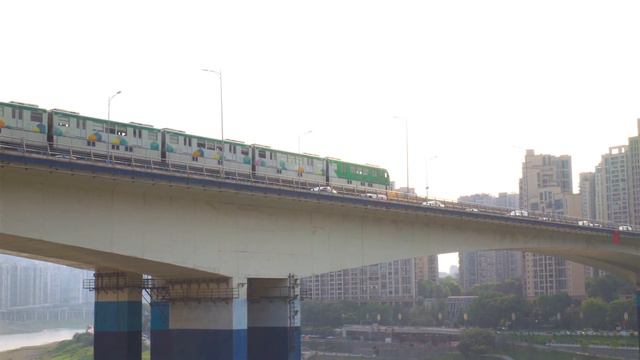Chongqing train through building - Liziba Metro Station | China walking Tour | 4K HDR | 李子坝单轨穿楼 смотреть онлайн