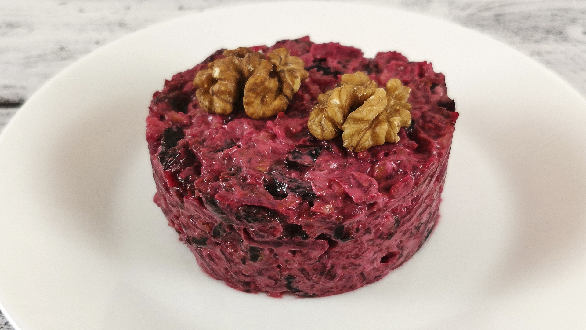 Салат со свеклой, грецкими орехами и черносливом смотреть онлайн