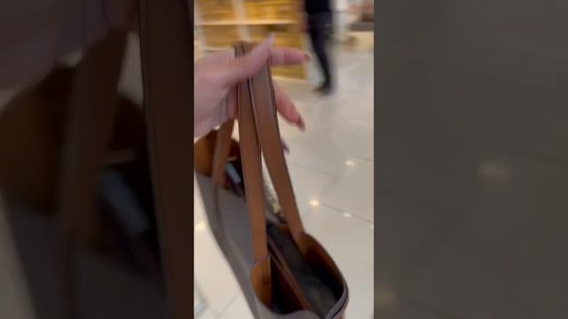 Женская сумка шопер Michael Kors с фирменным принтом в цвете шоколад: Обзор модели смотреть онлайн
