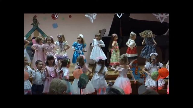 2015-12-25. "Малыши карандаши". Новогодний утренник. Школа искусств. София и её Друзья. смотреть онлайн