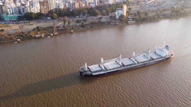 DJI Mini Se - Sobrevolando buque, Río Paraná, Rosario смотреть онлайн