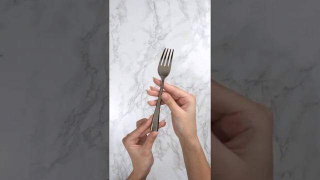 Набор одноразовой посуды. Тарелки 23см. с серебристой каймой. Фужеры. Одноразовые столовые приборы.