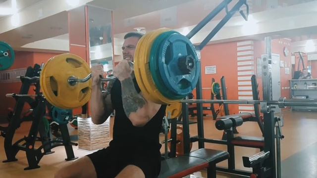 Подъём штанги на бицепс 100кг