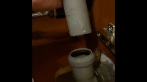 Устранение проблемы с запахом и просачиванием воды из канализационной трубы с помощью Lubrium