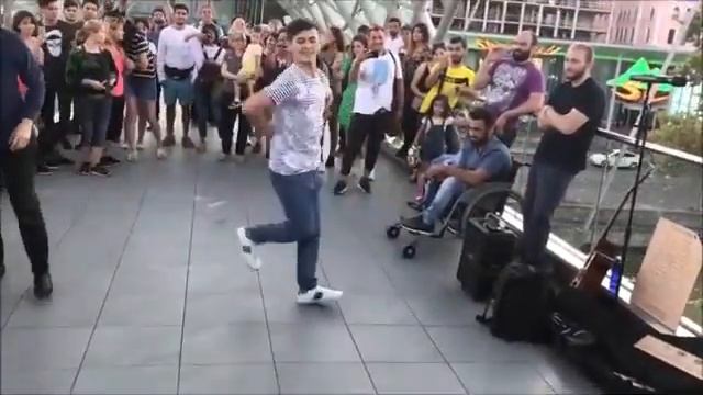 Девушка Танцует На Мосту Мира В Тбилиси С Парнями 2019 Лезгинка смотреть онлайн