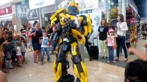 Класс! Трансформер Бамблби танцует Gangnam style!