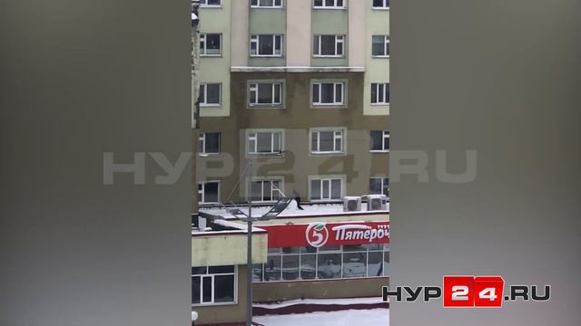 В Новом Уренгое дети лепят снеговиков на крыше смотреть онлайн