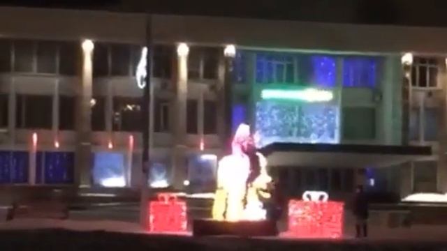 Неугомонные волжане атакуют новогодние скульптуры смотреть онлайн