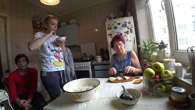 Дворникам дают квартиры? У нас с мамой СПОР смотреть онлайн