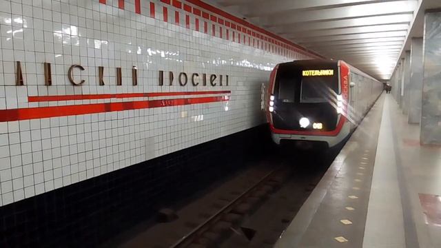 Электропоезд 81-765/766/767 Москва на станции метро Рязанский проспект смотреть онлайн