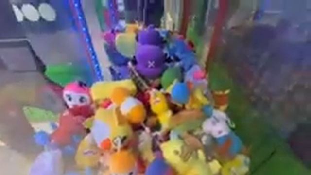 Как достать игрушки из игрового автомата ХВАТАЙКА !!! смотреть онлайн