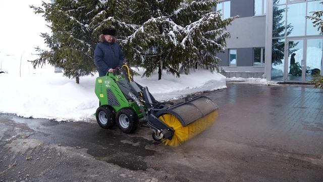 Мини-погрузчик FRONTMEN. Щетка динамическая смотреть онлайн