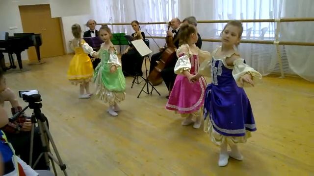 Менуэт исполняют учащиеся 2 класса Львовской ДШИ смотреть онлайн