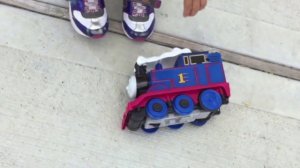 Паровозик Томас и его друзья игрушки развлекают малыша.