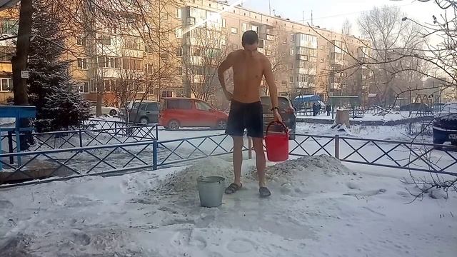 -30°С ОБЛИВАНИЕ ХОЛОДНОЙ ВОДОЙ. ЗАКАЛИВАНИЕ ОРГАНИЗМА ЧЕЛОВЕКА. УКРЕПЛЕНИЕ ЗДОРОВЬЯ! смотреть онлайн