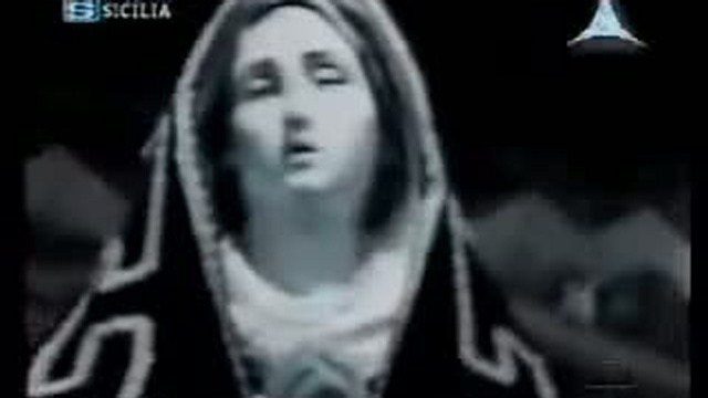 Une statue de la Vierge Marie qui ouvre les yeux смотреть онлайн