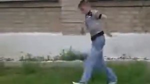 Пацан упал и начал танцевать мем