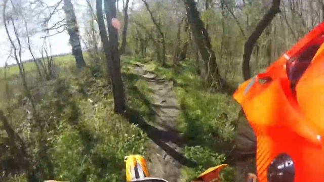 Enduro Exploring - Burnt Out Cars, Destroyed Shack & Hot Laps смотреть онлайн