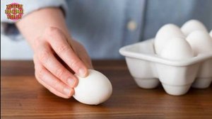 Оказывается, яйца нужно разбивать не об край тарелки и не ножом!