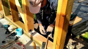 Крепление каркасника к фундаменту анкерами.